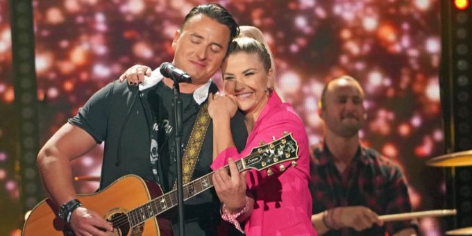 Andreas Gabalier kuschelt mit Beatrice Egli auf der Bühne. andreas gabalier beatrice egli