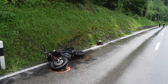 Hundwil AR: Motorradlenkerin kollidiert mit Stützmauer Hundwil AR: Motorradlenkerin kollidiert mit Stützmauer