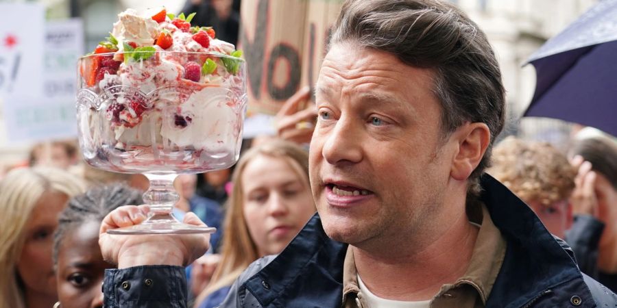 Jamie Oliver nimmt an der «What An Eton Mess-Demonstration» in London teil und fordert Premierminister Johnson auf, seine Kehrtwende bei der Anti-Adipositas-Strategie der Regierung zu überdenken.