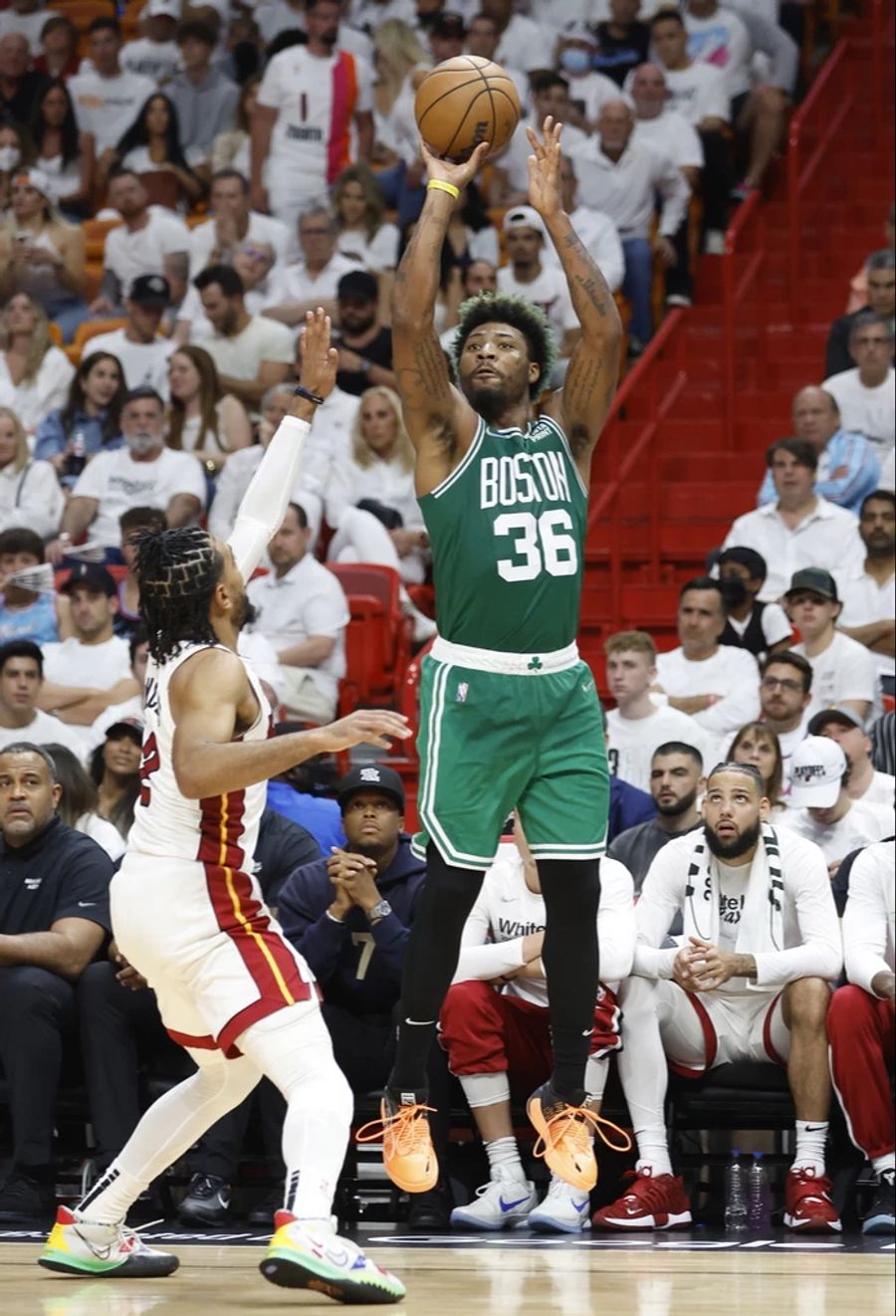 Boston Celtics Marcus Smart (36) zielt beim Spiel gegen Miami Heat am 19. Mai 2022.