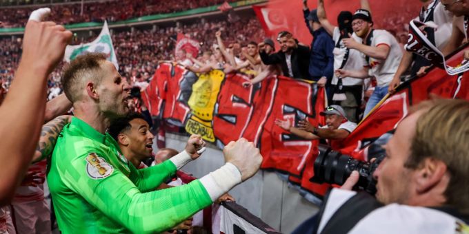 Leipzigs Torhüter Péter Gulásci jubelt nach dem gewonnen Spiel vor den Fans. Leipzigs Torhüter Péter Gulásci jubelt nach dem gewonnen Spiel vor den Fans.