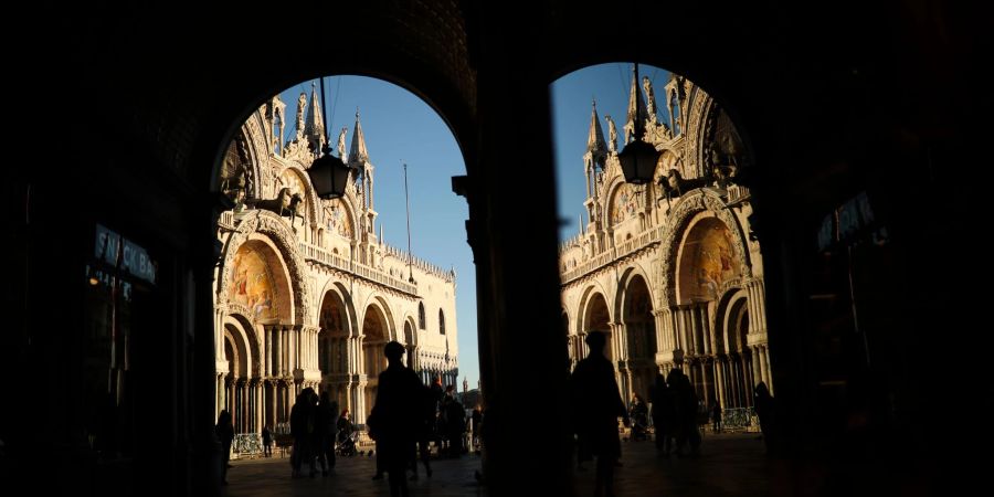 Die italienische Lagunen-Stadt Venedig will bis zum Sommer Touristen verpflichten, ihren Ausflug in die Altstadt zu reservieren.