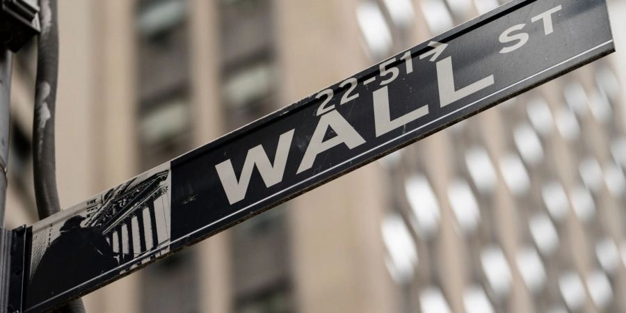 Blick auf das Strassenschild der Wall Street. Dort sind die Anleger von der künftigen Geldpolitik der US-Notenbank beflügelt.