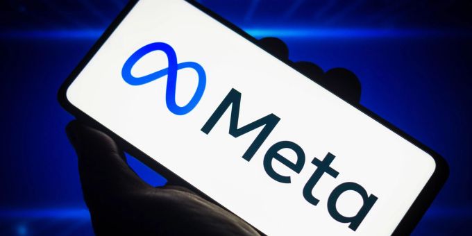 Das Logo von Meta auf einem Smartphone. meta