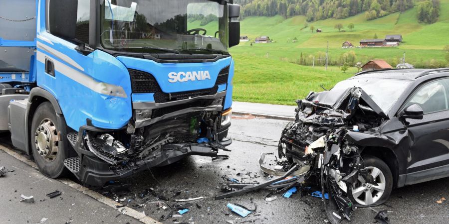 Hasle LU: Frontalkollision zwischen Auto und Sattelmotorfahrzeug