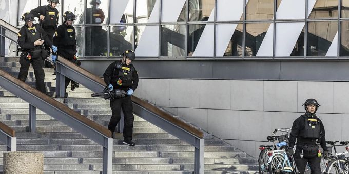 Die Polizei steht vor dem Einkaufszentrum Field's in Kopenhagen, Dänemark. Ein bewaffneter Mann eröffnete am Sonntag das Feuer in dem belebten Einkaufszentrum in der dänischen Hauptstadt und tötete einige Menschen und verletzte einige andere schwer, so die Polizei. Foto: Olafur Steinar Rye Gestsson/Ritzau Scanpix Foto via AP/dpa - ACHTUNG: Nur zur redaktionellen Verwendung und nur mit vollständiger Nennung des vorstehenden Credits Die Polizei steht vor dem Einkaufszentrum Field's in Kopenhagen, Dänemark. Ein bewaffneter Mann eröffnete am Sonntag das Feuer in dem belebten Einkaufszentrum in der dänischen Hauptstadt und tötete einige Menschen und verletzte einige andere schwer, so die Polizei. Foto: Olafur Steinar Rye Gestsson/Ritzau Scanpix Foto via AP/dpa - ACHTUNG: Nur zur redaktionellen Verwendung und nur mit vollständiger Nennung des vorstehenden Credits