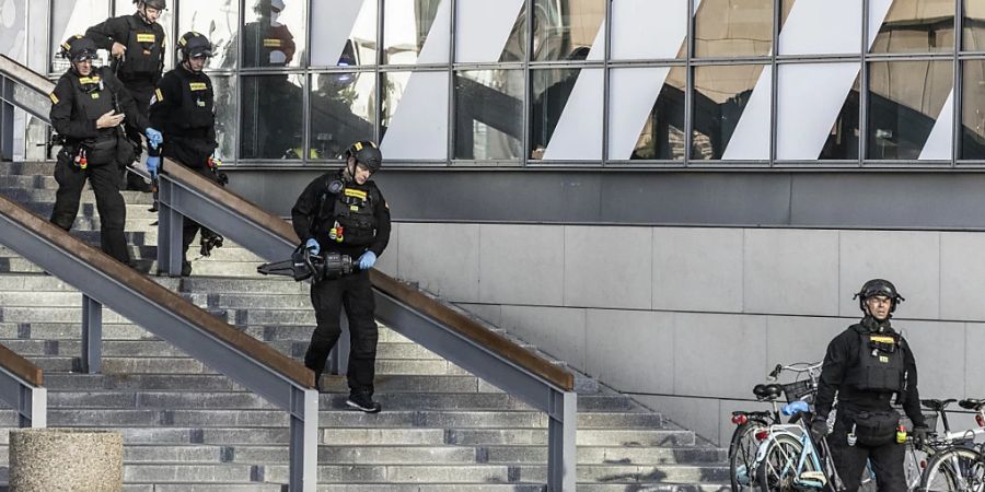 Die Polizei steht vor dem Einkaufszentrum Field's in Kopenhagen, Dänemark. Ein bewaffneter Mann eröffnete am Sonntag das Feuer in dem belebten Einkaufszentrum in der dänischen Hauptstadt und tötete einige Menschen und verletzte einige andere schwer, so die Polizei. Foto: Olafur Steinar Rye Gestsson/Ritzau Scanpix Foto via AP/dpa - ACHTUNG: Nur zur redaktionellen Verwendung und nur mit vollständiger Nennung des vorstehenden Credits