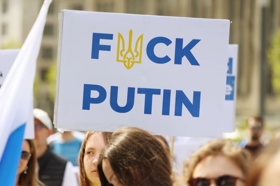 23.04.2022, Nordrhein-Westfalen, Düsseldorf: Ein Plakat mit der Aufschrift «F*ck Putin», das «U» ist das ukrainische Staatssymbol.