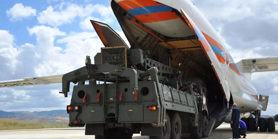 Die USA hatten die Bestellung storniert, weil sie mit der türkischen Bestellung des Raketenabwehrsystems aus Russland nicht einverstanden waren.