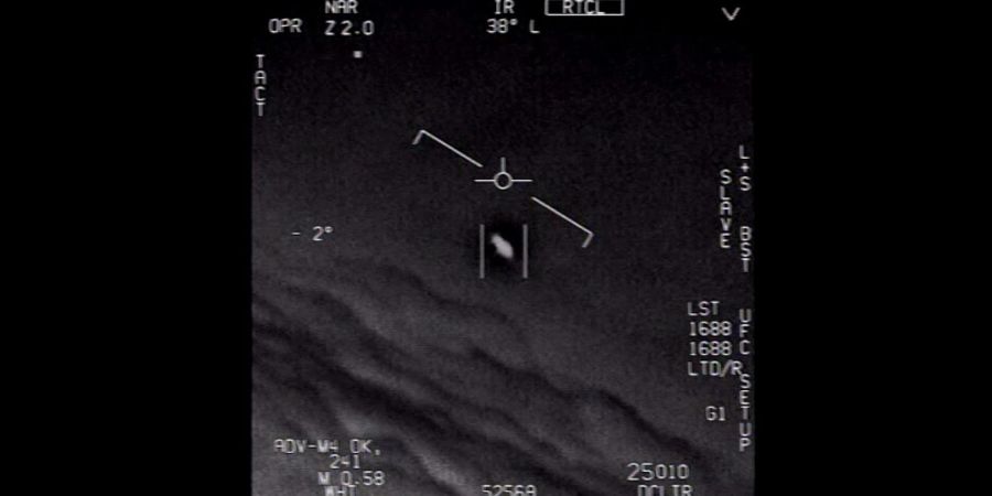 Das Standbild eines vom US-Verteidigungsministerium veröffentlichten Videos zeigt ein Unidentifiziertes Flugobjekt, das von Piloten der US-Marine gesichtet wurde.