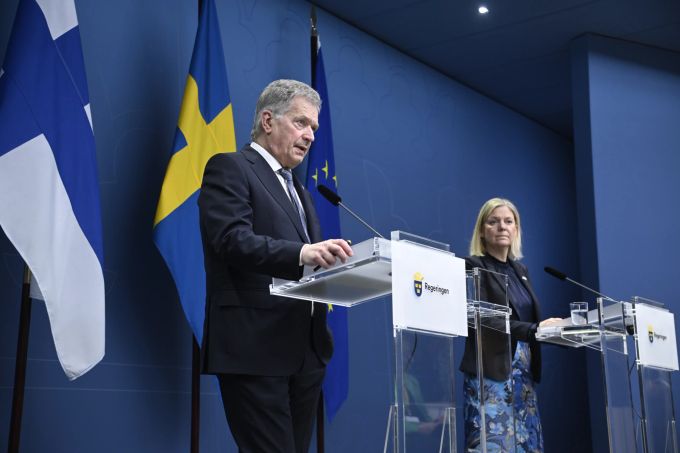 Der finnische Präsident Sauli Niinisto (l) und Schwedens Premierministerin Magdalena Andersson. Die beiden Länder wollen der Nato beitreten. (EPA/Anders Wiklund) asowstal