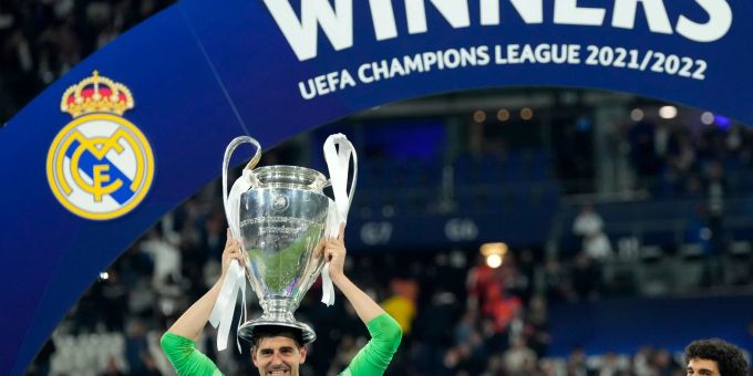 Real Madrids Torhüter Thibaut Courtois balanciert die Trophäe nach dem Sieg auf seinem Kopf. Real Madrids Torhüter Thibaut Courtois balanciert die Trophäe nach dem Sieg auf seinem Kopf.