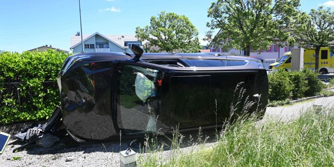 Bazenheid SG: Lenker wird bewusstlos und Auto kippt zur Seite. Bazenheid SG