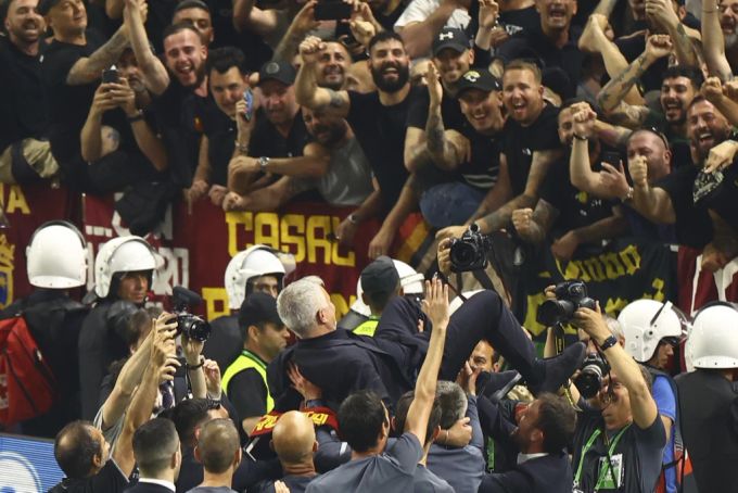 Mourinho feiert mit seiner Mannschaft. Mourinho