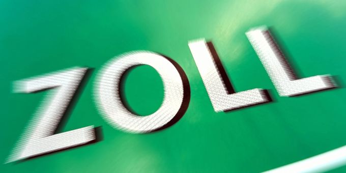 Der Zoll durchsucht 22 Wohnungen und Geschäftsräume wegen des Verdachts auf Schwarzarbeit. Der Zoll durchsucht 22 Wohnungen und Geschäftsräume wegen des Verdachts auf Schwarzarbeit.