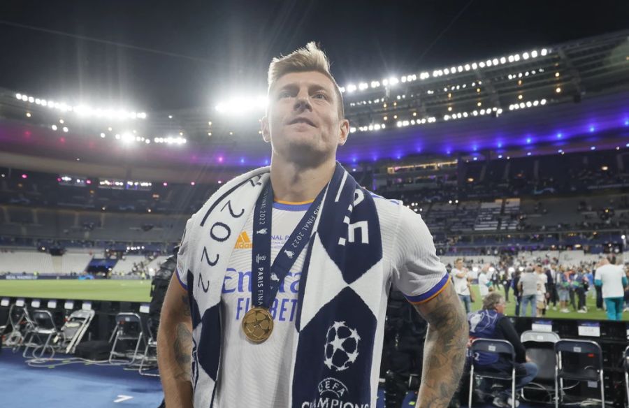 Stolz trägt Toni Kroos seine CL-Medaille um den Hals.