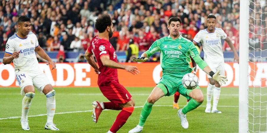 Torhüter Thibaut Courtois (2.v.l.) rettete Madrid mit zahlreichen Paraden den Sieg.