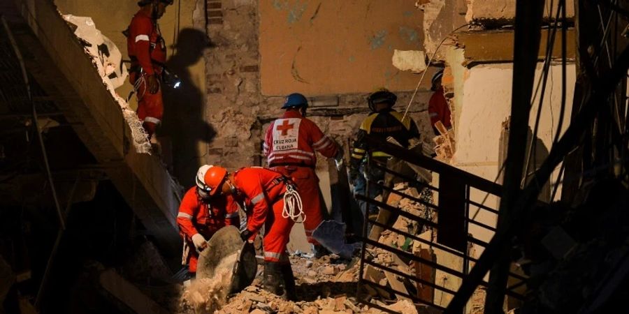 Rettungskräfte in den Trümmern des Hotels