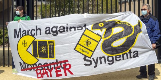 Teilnehmer der Kundgebung March against Bayer & Syngenta demonstrieren vor dem Sitz der Syngenta in Basel Syngenta