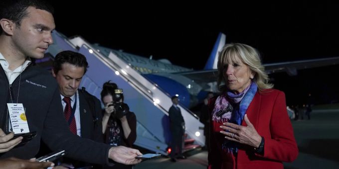 First Lady Jill Biden spricht am 5. Mai 2022 mit Reportern, bevor sie auf der Andrews Air Force Base ein Flugzeug besteigt, Jill Biden