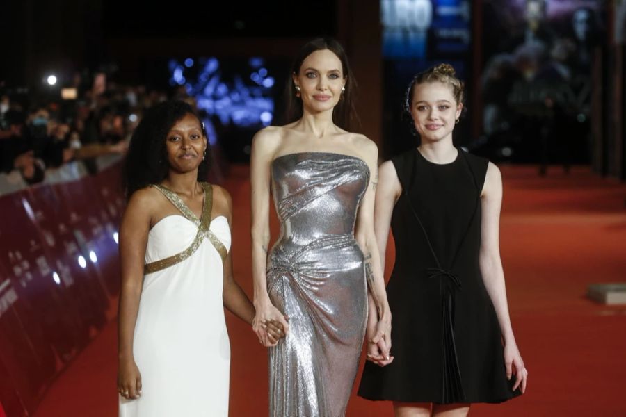 Shiloh Jolie-Pitt mit ihrer Mama und Schwester auf dem Red Carpet.