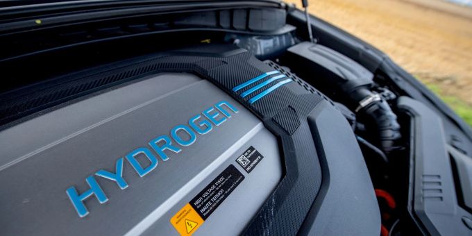 Kraft aus Akkus oder Wasserstoff? Das Pendel scheint aktuell stark in Richtung Akkus ausgeschlagen zu sein - welche Zukunft haben Wasserstofffahrzeuge? Kraft aus Akkus oder Wasserstoff? Das Pendel scheint aktuell stark in Richtung Akkus ausgeschlagen zu sein - welche Zukunft haben Wasserstofffahrzeuge?