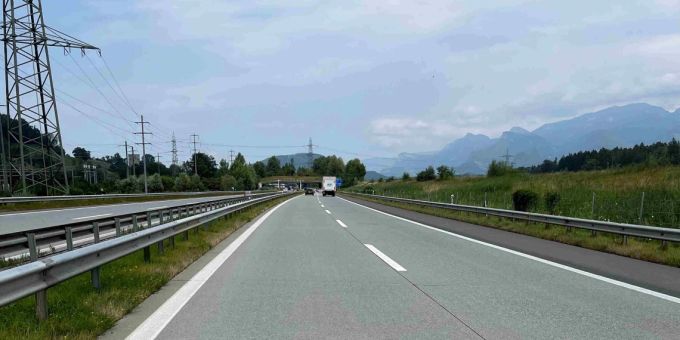Ein Verletzter bei Auffahrkollision auf Autobahn N13.