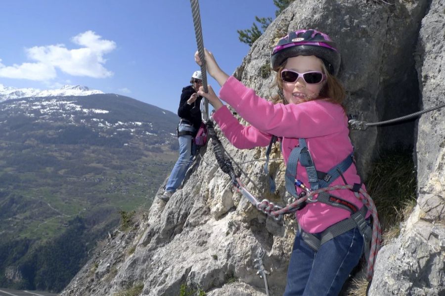 Richtig ausgerüstet können auch Kinder mit ihren Eltern auf einen Klettersteig gehen.