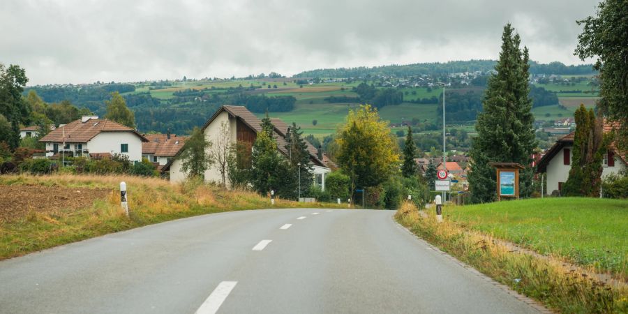 Die Ortseinfahrt nach Rottenschwil auf der Hauptstrasse.