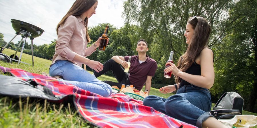 Nicht immer sind sich Freunde in allem einig, Konflikte sind völlig normal. Das Thema Corona hat in Deutschland viele Freundschaften auf den Prüfstand gestellt.