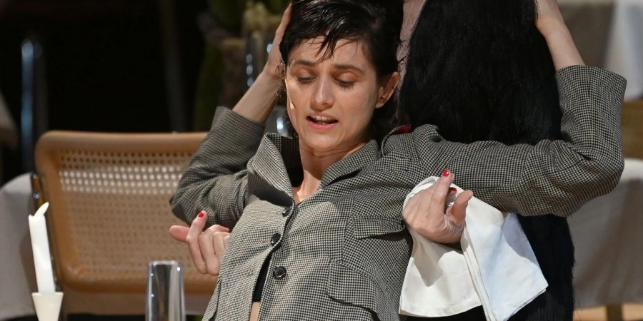 Tabita Johannes (l) und Sibylle Canonica in Schnitzlers «Reigen» in Salzburg.