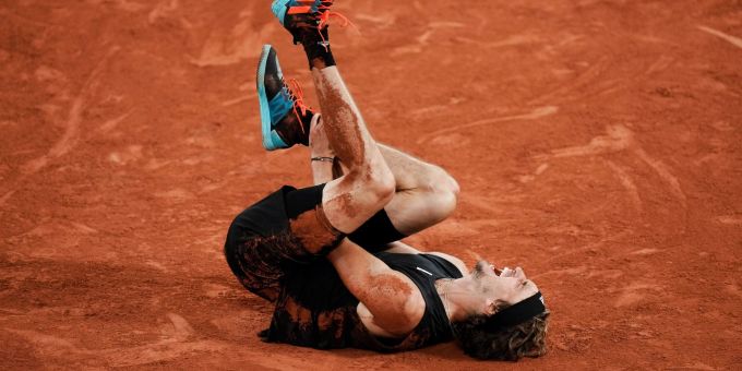 Tennis-Olympiasieger Alexander Zverev verletzte sich in Paris. Tennis-Olympiasieger Alexander Zverev verletzte sich in Paris.