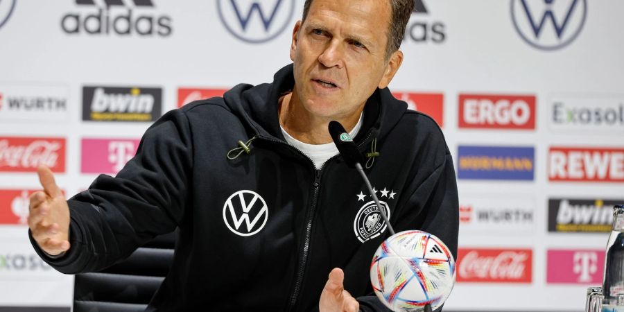 DFB-Direktor Oliver Bierhoff sitzt bei einer Pressekonferenz auf dem Podium.