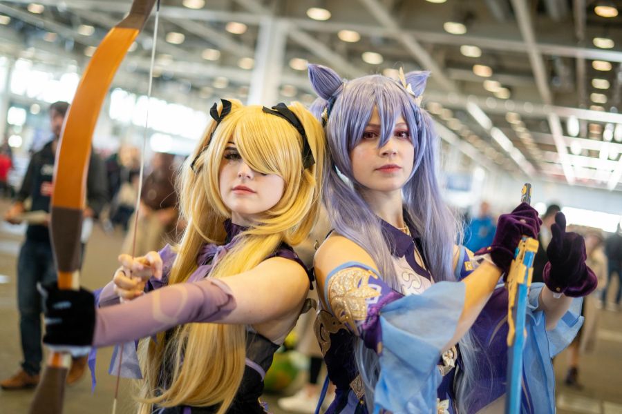 Zwei Frauen in Cosplay