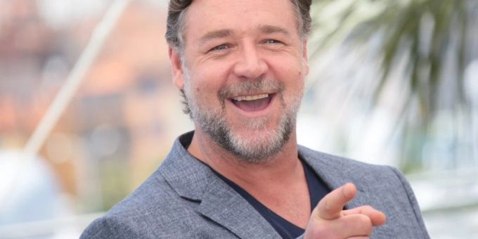 Russell Crowe scherzt gerne in den sozialen Medien. Russell Crowe scherzt gerne in den sozialen Medien.