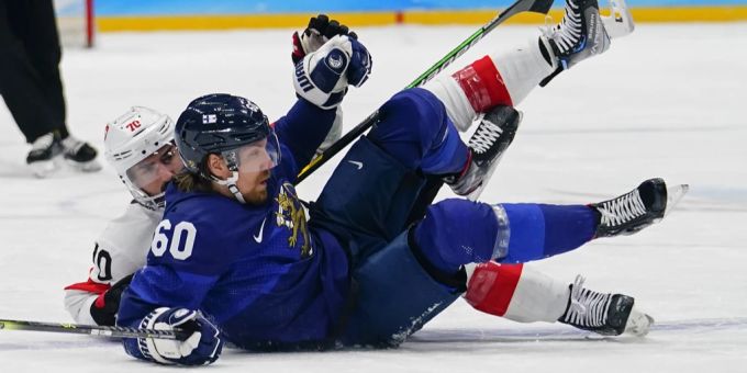 Markus Granlund (vorne) im Duell gegen Denis Hollenstein. National league
