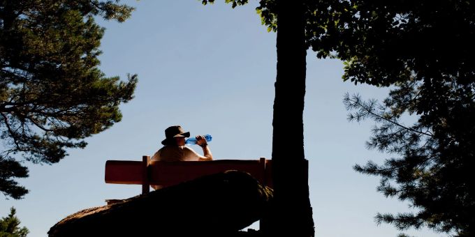 Bei hochsommerlichen Temperaturen sollten Wanderer genug Wasser und die richtige Kleidung bei sich haben. Bei hochsommerlichen Temperaturen sollten Wanderer genug Wasser und die richtige Kleidung bei sich haben.
