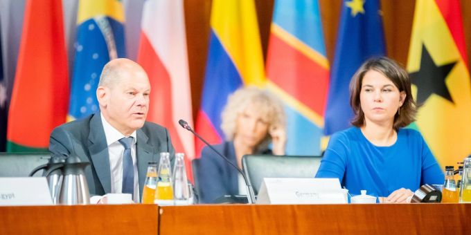 Bundeskanzler Olaf Scholz (SPD) spricht neben Aussenministerin Annalena Baerbock (Grüne) beim Petersberger Klimadialog im Auswärtigen Amt. Bundeskanzler Olaf Scholz (SPD) spricht neben Aussenministerin Annalena Baerbock (Grüne) beim Petersberger Klimadialog im Auswärtigen Amt.
