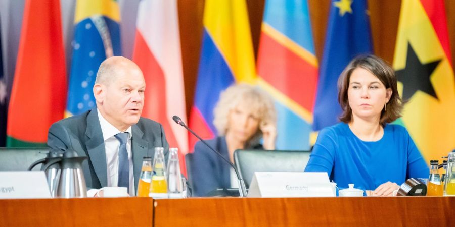 Bundeskanzler Olaf Scholz (SPD) spricht neben Aussenministerin Annalena Baerbock (Grüne) beim Petersberger Klimadialog im Auswärtigen Amt.