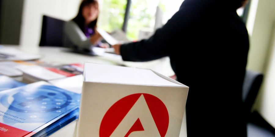 Eine Mitarbeiterin der Bundesagentur für Arbeit in Düsseldorf berät eine Kundin.