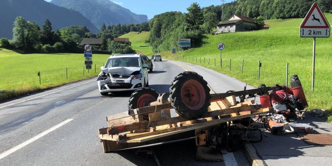 Auffahrkollision mit landwirtschaftlichen Motoreinachser.