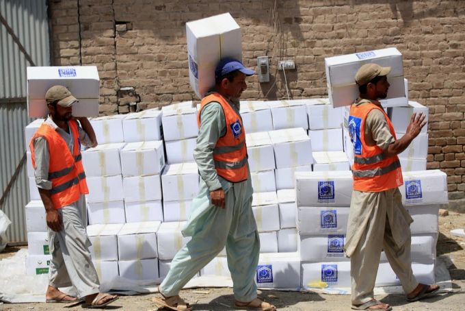 Freiwillige Helfer bringen Hilfsgüter zu den Opfern des Erdbebens in Afghanistan. Afghanistan