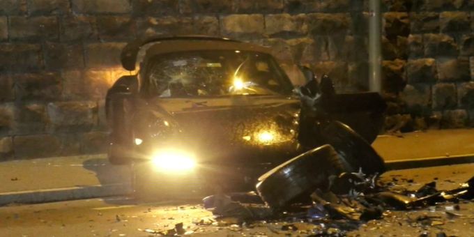 Bei der Kollision zwischen einem Porsche und einem Tesla in Feldmeilen ZH sind drei Personen verletzt worden. tesla porsche