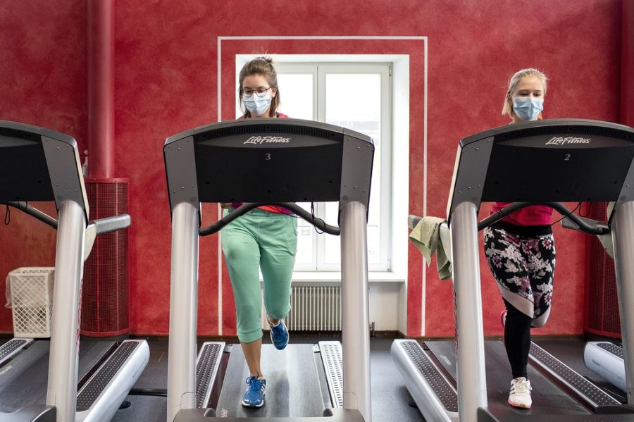 Auch beim Sport im Fitnesstudio waren die Masken lange Zeit unsere ständigen Begleiter.