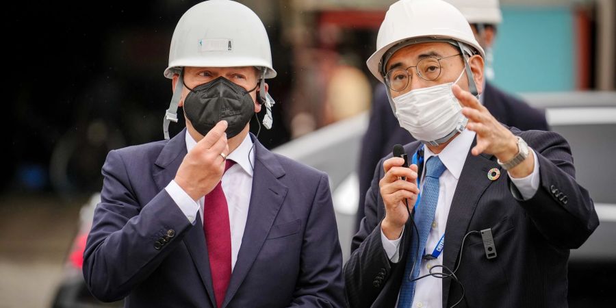 Bundeskanzler Olaf Scholz besichtigt die Wasserstoffanlage der Chiyoda Corporation.