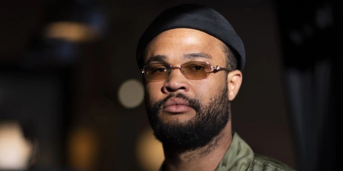 Der Schweizer Rapper Nativ posiert am Freitag 22. April 2022 in Biel. Rapper Nativ