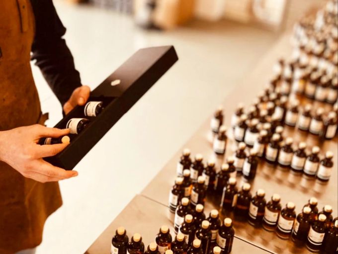 Sieht aus wie Medizin: Die verschiedenen feinen Destillate eignen sich nicht nur zum puren Genuss, sondern auch zum Kochen oder zum Verfeinern von Getränken und Speisen. Darunter sind Aromen wie Herbstlaub, Zitrone, Rose, Thymian oder Kardamom. Fläschchen Destillate Tisch Frau