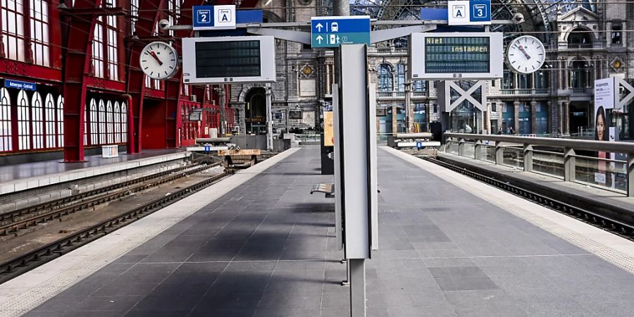 Der Bahnsteig im Hauptbahnhof Antwerpen ist menschenleer. Der Zugverkehr in Belgien ist wegen eines umfangreichen Streiks im öffentlichen Dienst weitgehend eingestellt worden. Foto: Dirk Waem/BELGA/dpa