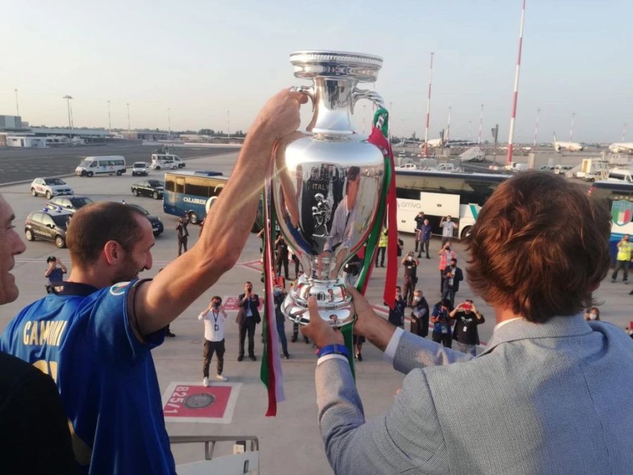 Sein wohl grösster Triumph: Gemeinsam mit Coach Roberto Mancini präsentiert Giorgio Chiellini den EM-Pokal.