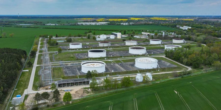 Von oben betrachtet: Riesige Tankbehälter stehen auf dem Gelände der PCK und elf Tanklagerbetrieb Seefeld (Brandenburg).